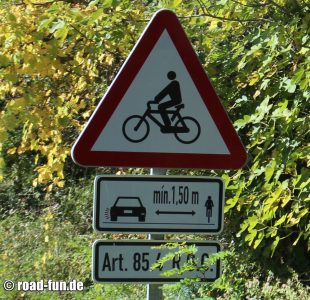 Gefahrenschild Spanien - Radfahrer, Mindestabstand 1,5 m