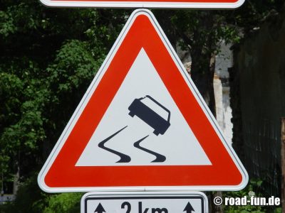 Gefahrenschild Tschechien - Schleudergefahr