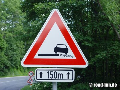 Gefahrenschild Tschechien - Unbefestigte Bankette 