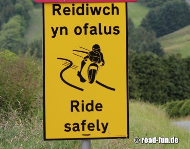 Gefahrenschild Wales - Motorradfahrer