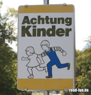 Gefahrenschild Österreich - Achtung Kinder