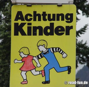 Gefahrenschild Österreich - Achtung Kinder 
