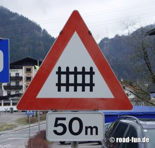 Gefahrenschild Österreich - Bahnübergang