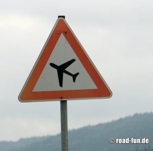 Gefahrenschild Österreich - Flugzeug