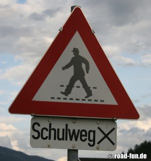 Gefahrenschild Österreich - Fußgängerüberweg 