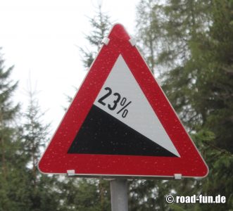 Gefahrenschild Österreich - Gefälle 23%