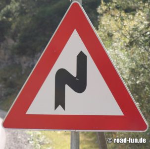 Gefahrenschild Österreich - Kurvenreiche Strecke