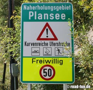 Gefahrenschild Österreich - Kurvenreiche Uferstrecke