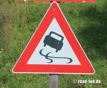 Gefahrenschild Österreich - Schleudergefahr