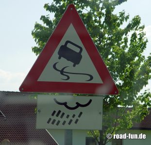 Gefahrenschild Österreich - Schleudergefahr 