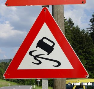 Gefahrenschild Österreich - Schleudergefahr