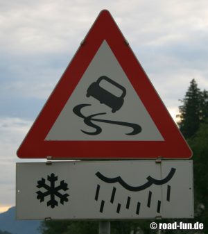 Gefahrenschild Österreich - Schleudergefahr bei Schnee und Regen