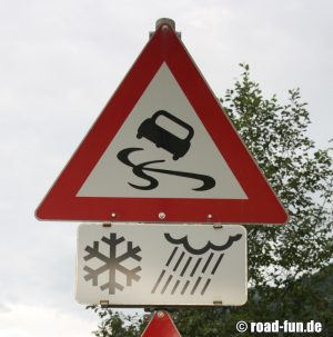 Gefahrenschild Österreich - Schleudergefahr bei Schnee und Regen 