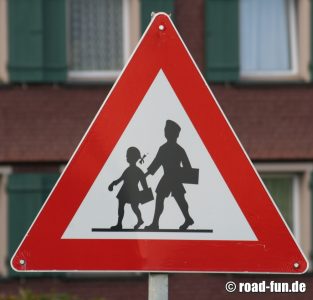 Gefahrenschild Österreich - Schulkinder