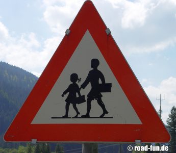 Gefahrenschild Österreich - Schulkinder 