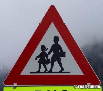 Gefahrenschild Österreich - Schulkinder 