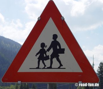 Gefahrenschild Österreich - Schulkinder 