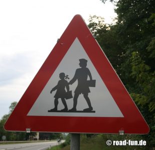 Gefahrenschild Österreich - Schulkinder 