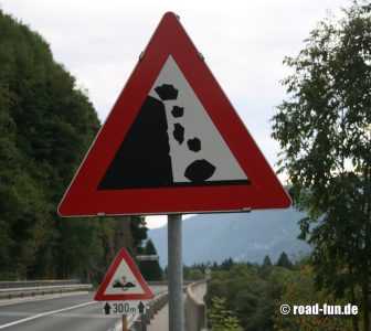 Gefahrenschild Österreich - Steinschlag