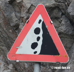 Gefahrenschild Österreich - Steinschlag