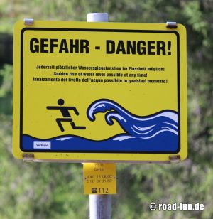 Gefahrenschild Österreich - Wasserspiegelanstiege