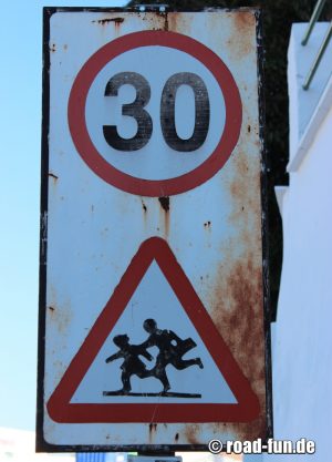 Gefahrenschild und Tempolimit Spanien - Kinder