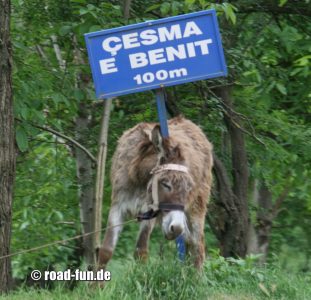 Hinweisschild Albanien - Brunnen ()