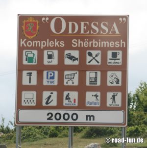 Hinweisschild Albanien - Lokales Tourismusangebot