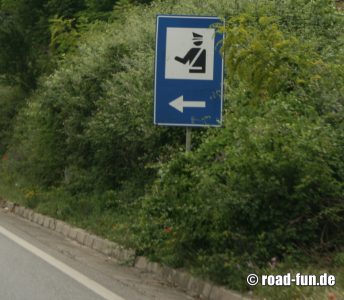 Hinweisschild Albanien - Polizeistation