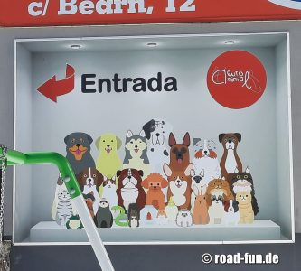 Hinweisschild Andorra - Eingang Hundeshop