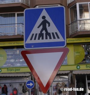 Hinweisschild Andorra - Fussueberweg