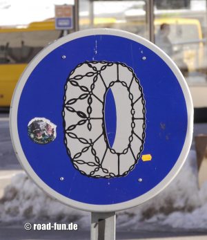 Hinweisschild Andorra - Schneeketten Plicht