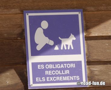 Hinweisschild Andorra - Verpflichtung Hunde Exkremente aufzusammeln