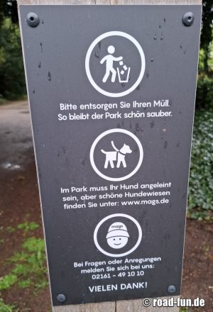 Hinweisschild Deutschland - Hunde anleinen 