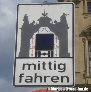 Hinweisschild Deutschland - LKWs mittig durchs Tor fahren