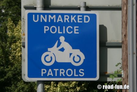 Hinweisschild England - Polizeikontrollen