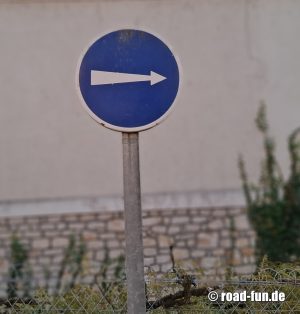 Hinweisschild Frankreich - alter Richtungspfeil