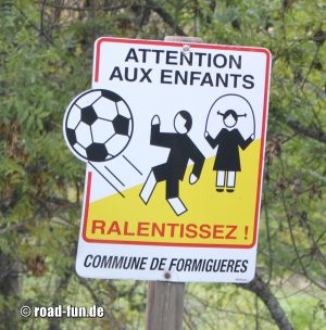 Hinweisschild Frankreich - spielende Kinder