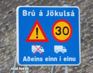 Hinweisschild Island - Jökulsa Brücke