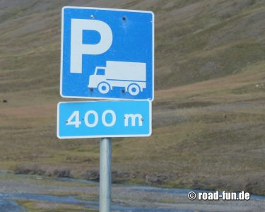 Hinweisschild Island - Parkplatz LKW