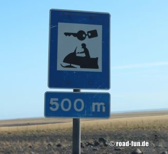 Hinweisschild Island - Schneemobilverleih