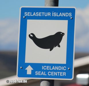 Hinweisschild Island - Seehund Center 