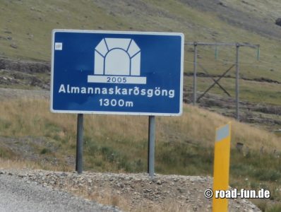 Hinweisschild Island - Tunnel