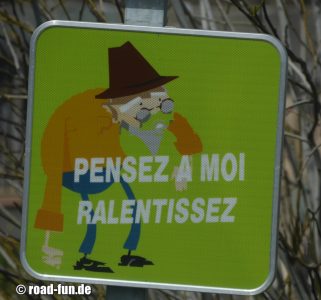 Hinweisschild Korsika - Altenheimbewohner