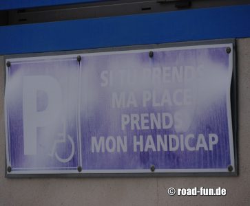 Hinweisschild Korsika - Behinderten Parkplatz