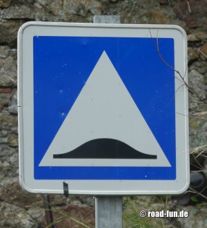 Hinweisschild Korsika - Bremsschwelle