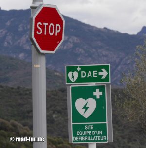 Hinweisschild Korsika - Defibrillator 