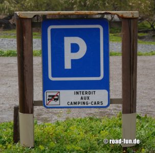 Hinweisschild Korsika - Parkplatz - Parkverbot Camping Cars