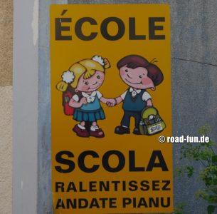 Hinweisschild Korsika - Schulkinder unterwegs