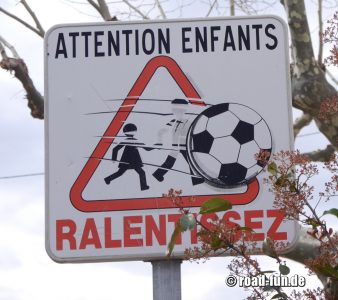 Hinweisschild Korsika - spielende Kinder